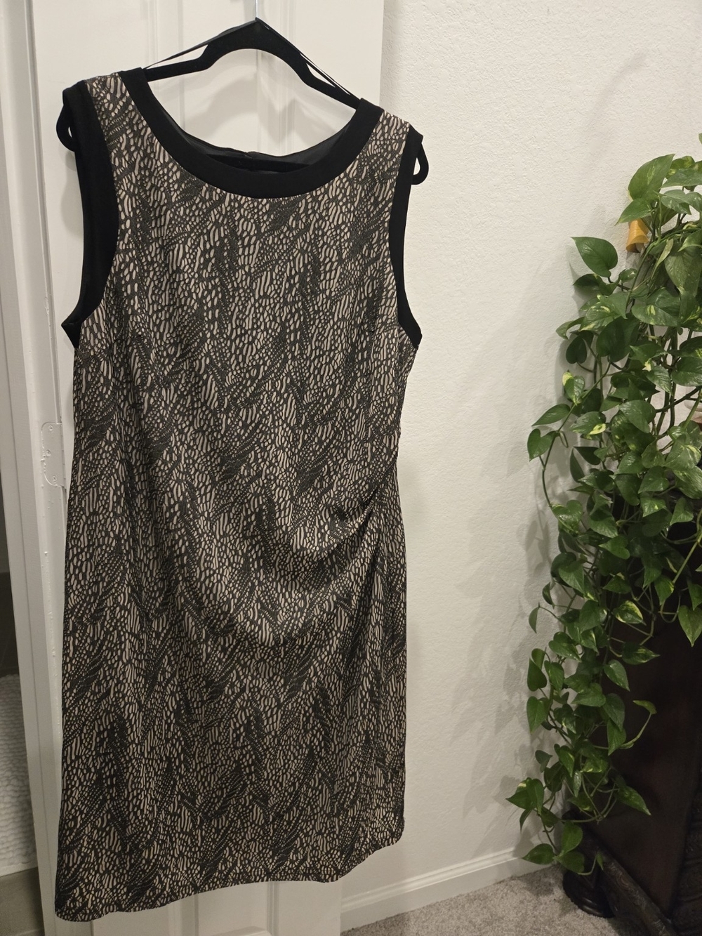 R&M Richards Sleeveless Black & Taupe Sheath Dress. Made In USA. 0032